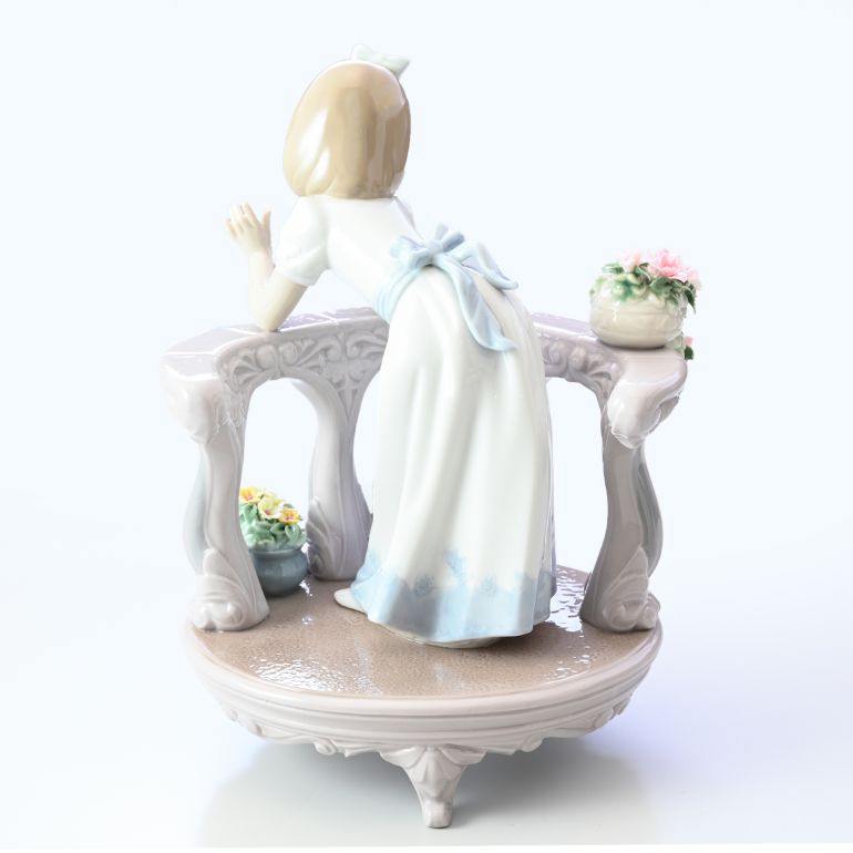 LLADRO（リヤドロ） バルコニーの朝 フィギュア 人形 女性 女の子 花