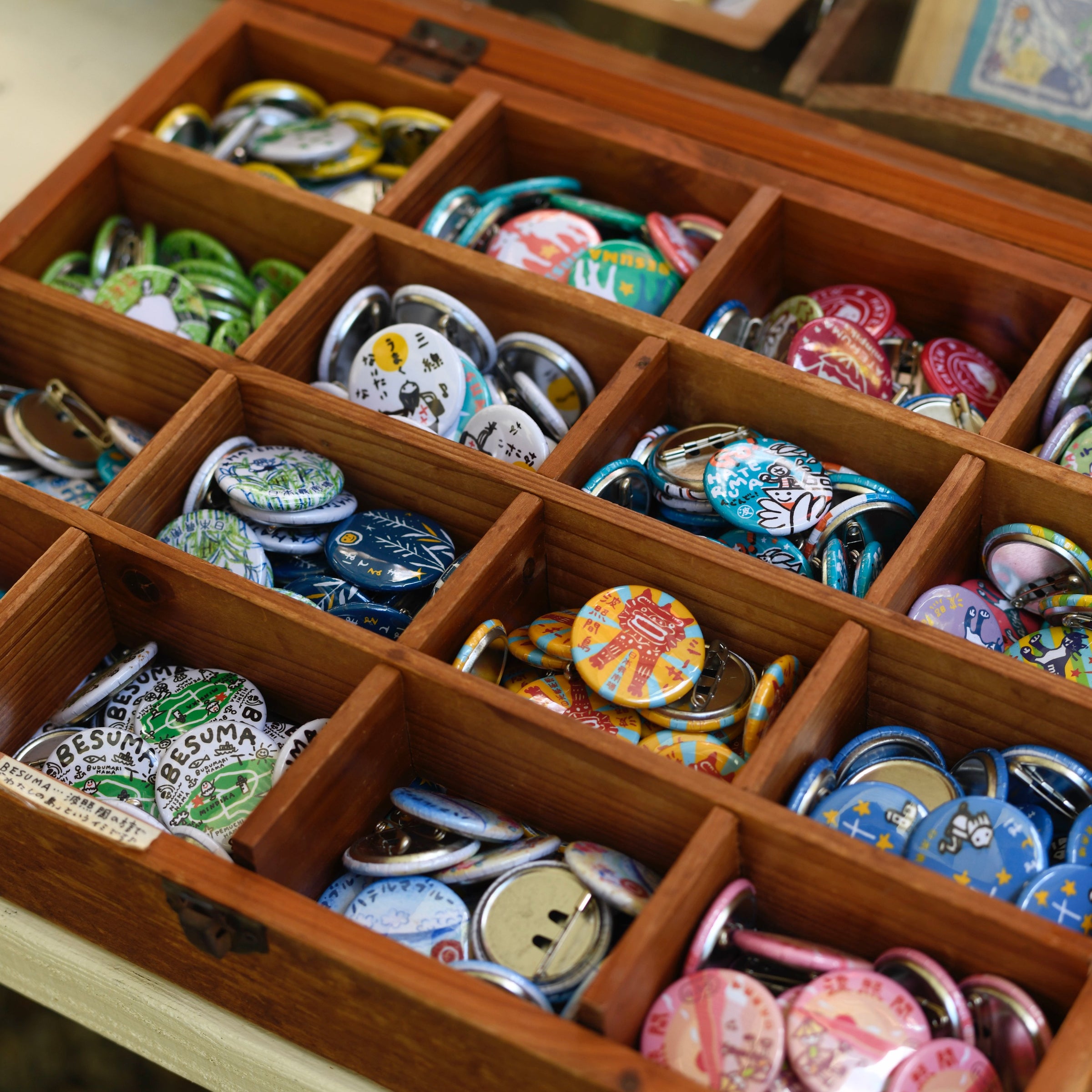 みんぴかオリジナル缶バッジ – 島土産オンラインショップ