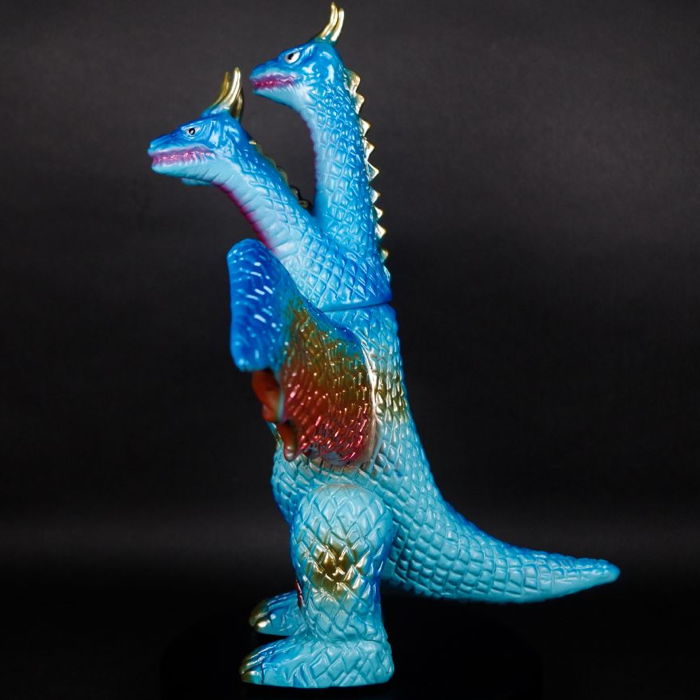 ブルマァクの「キングギドラ」が「ブルー」になって墓場の画廊を急襲