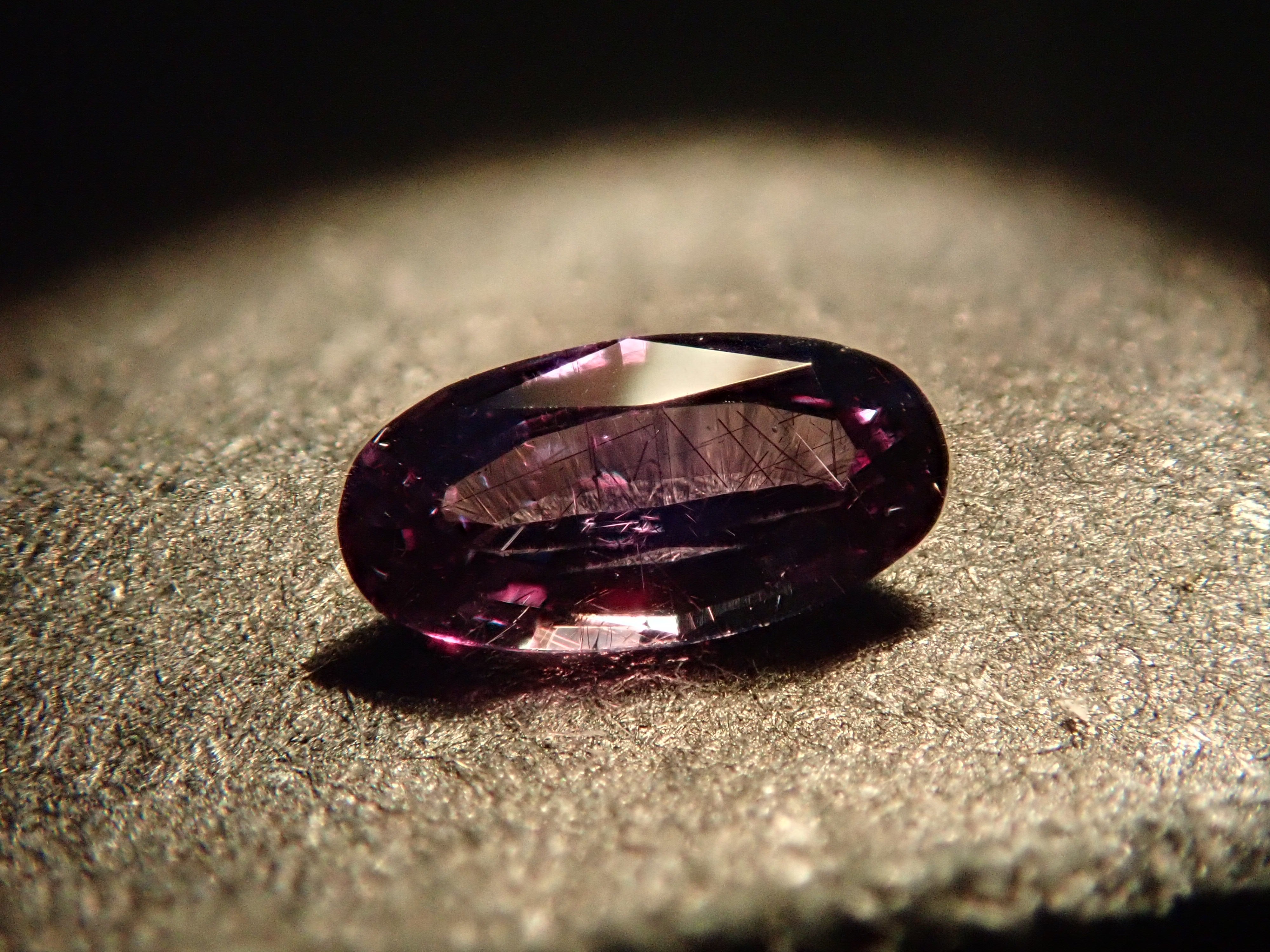 マダガスカル産ベキリーブルーガーネット（カラーチェンジガーネット