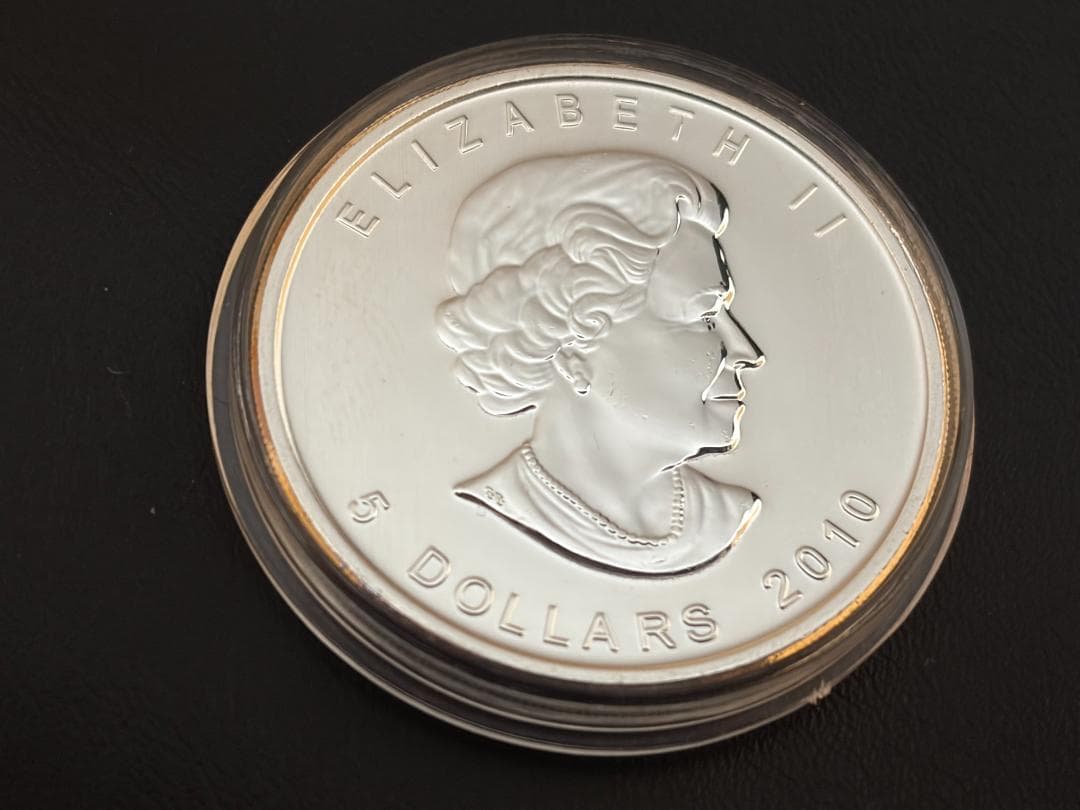 メイプルリーフ銀貨　カナダ 5ドル 純銀貨 エリザベス2世 2010年