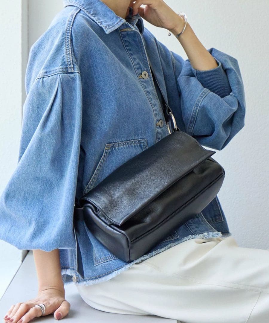 ビアズリーレザーボディバッグ