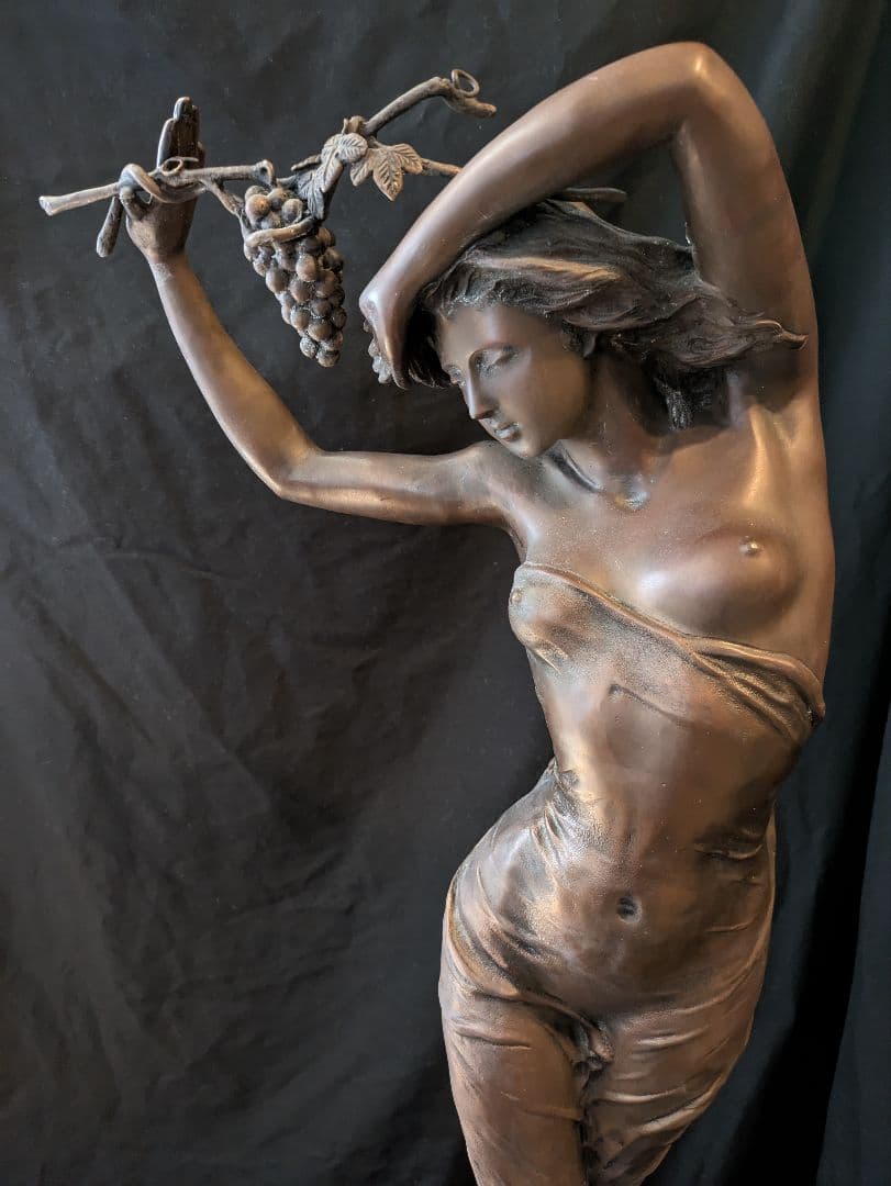 セミ・ヌードブロンズ像高さ約98cm