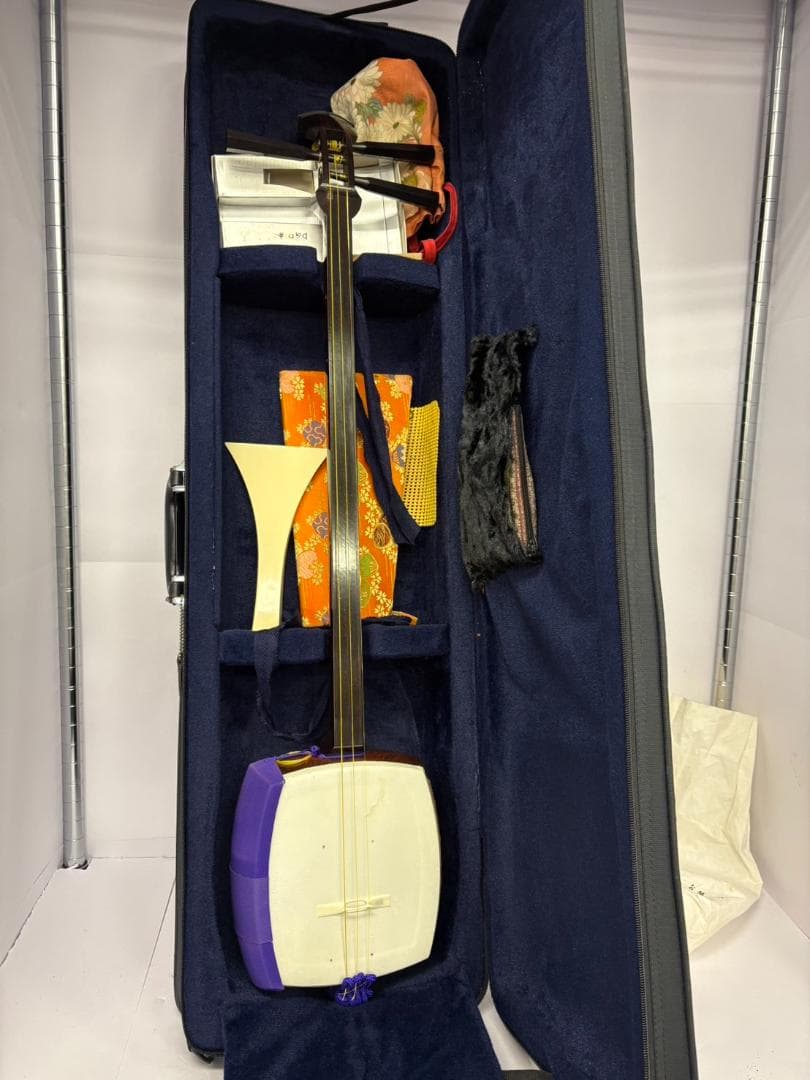 j*y様 【中古】三味線本体 白紫 ケース付き 太棹 型不明