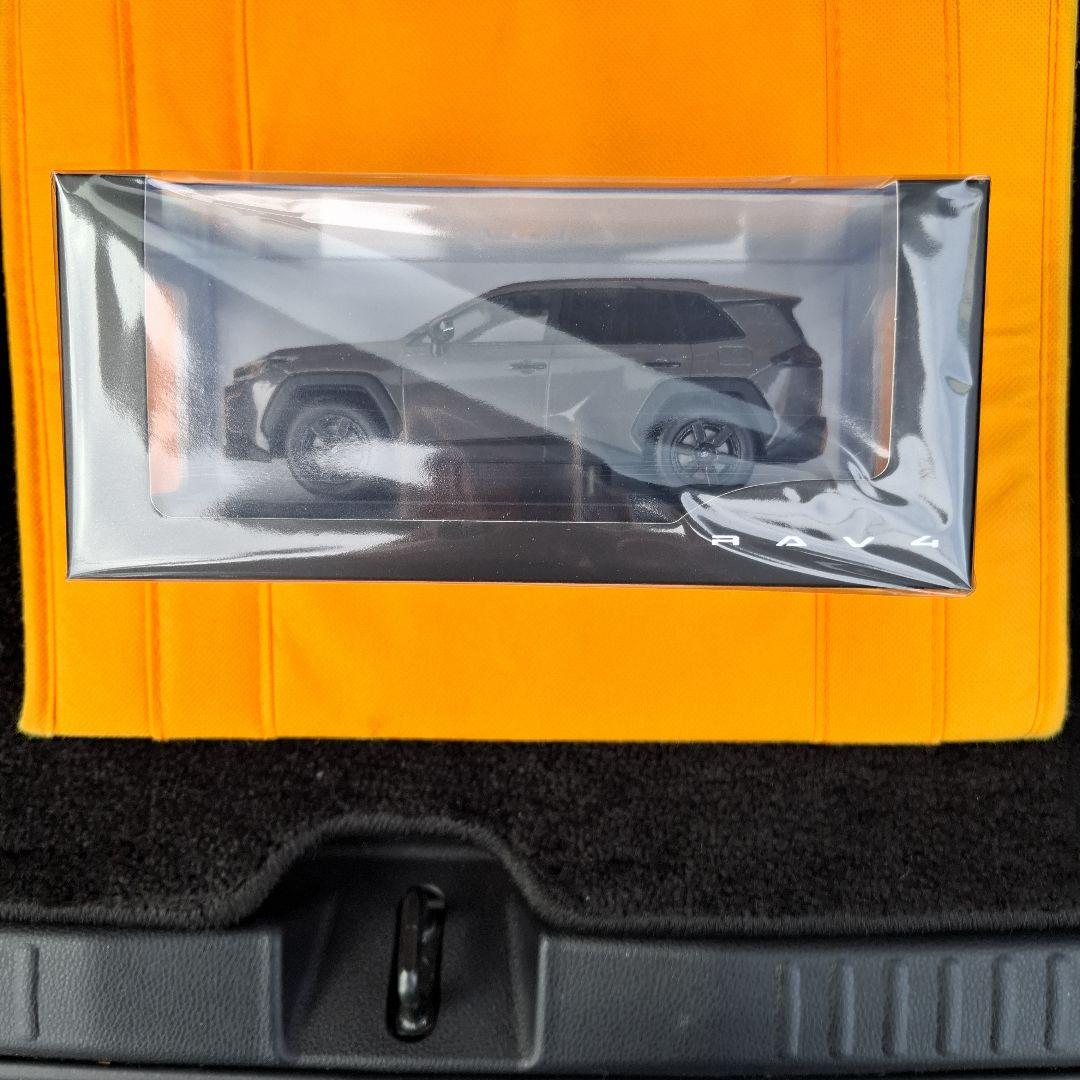 トヨタ新型RAV4 ミニカー1/30アドベンチャー　カラーアーバンロック未開封