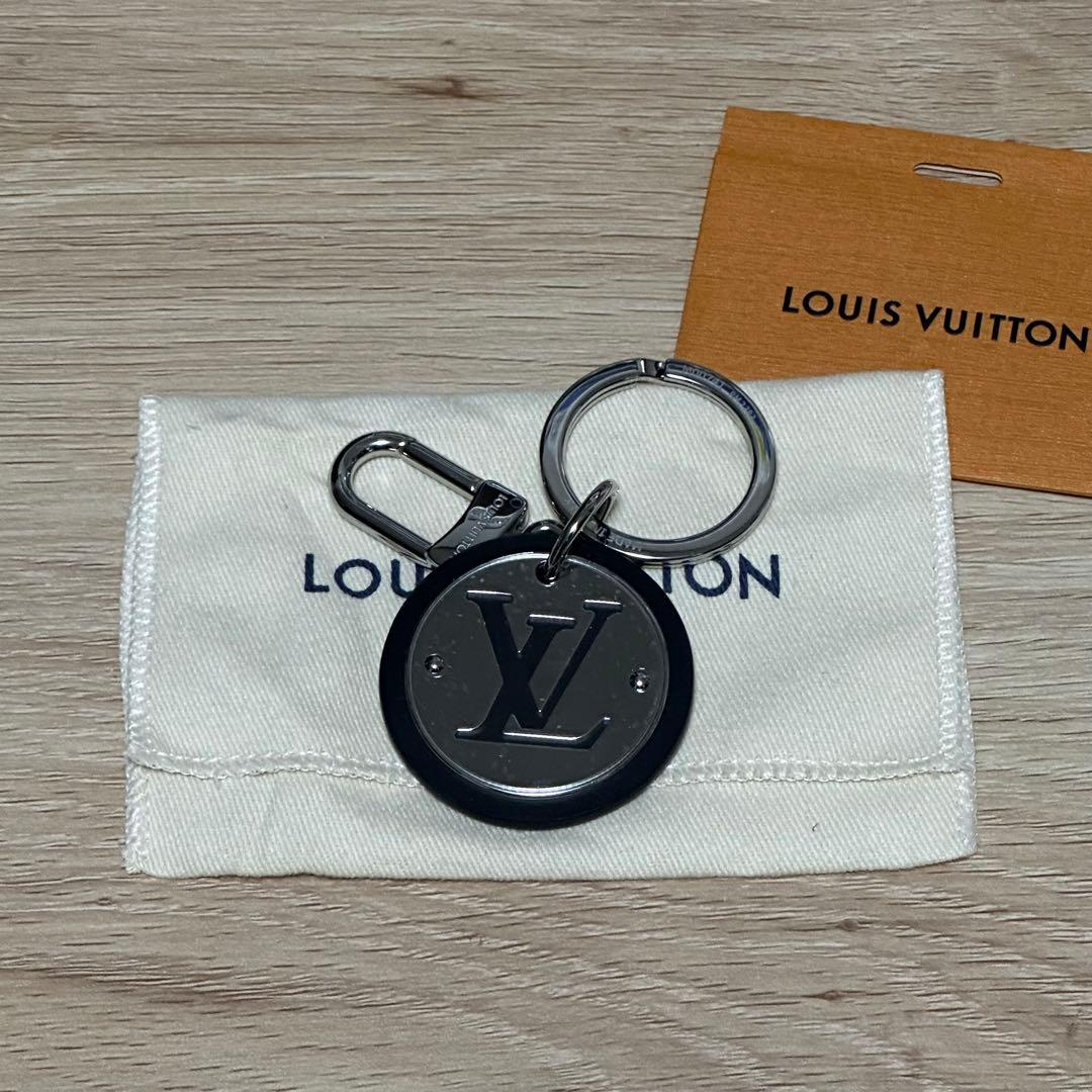Louis Vuitton ブラックメタルキーホルダー ルイ ヴィトン キーホルダー ベリー ブラック/ゴールド M63082 レザー