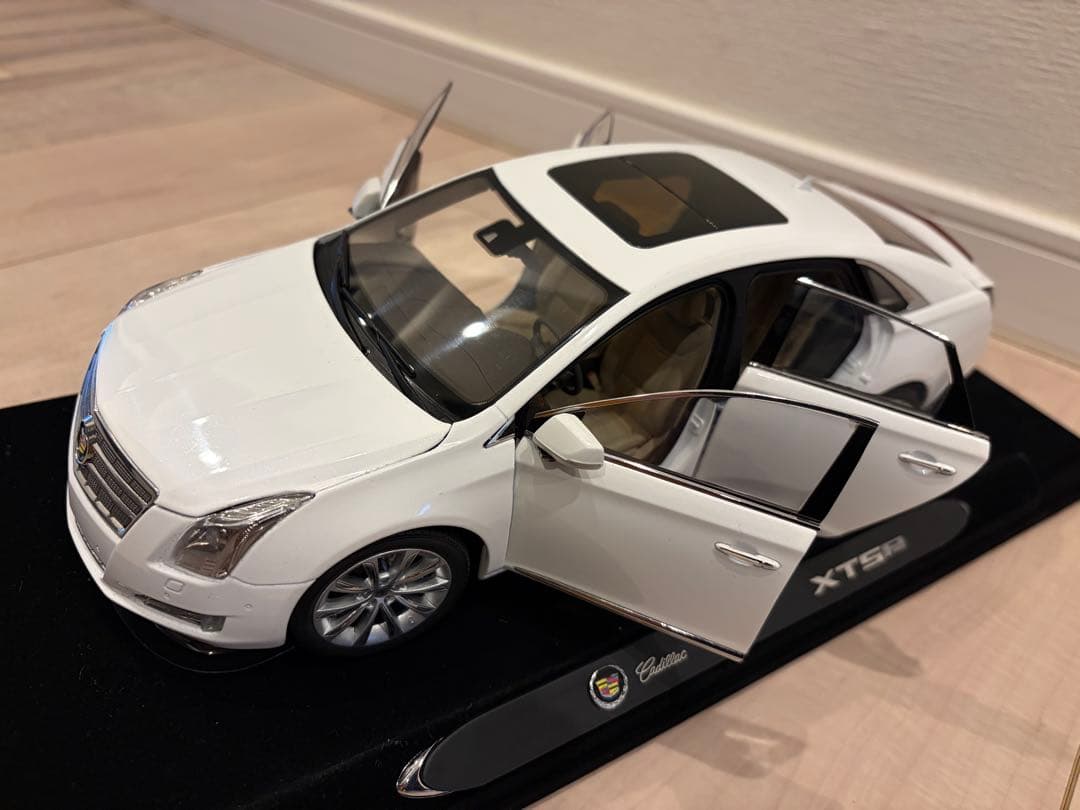【希少】キャデラックXTSホワイト　1/18 モデル 希少】キャデラックXTSホワイト 1/18 モデル - メルカリ