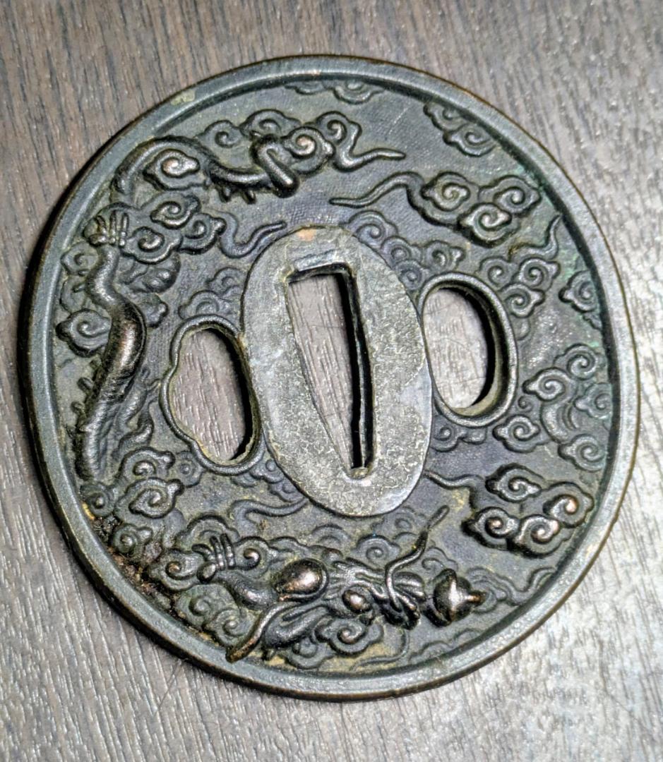 セール 江戸中期 鉄地 雲龍図 丸形鍔 直径約80mm 重量136g 刀装具 鉄地雲龍図鍔 江戸時代 長藩崎友信 保存刀装具 | 松風刀装店 antiques