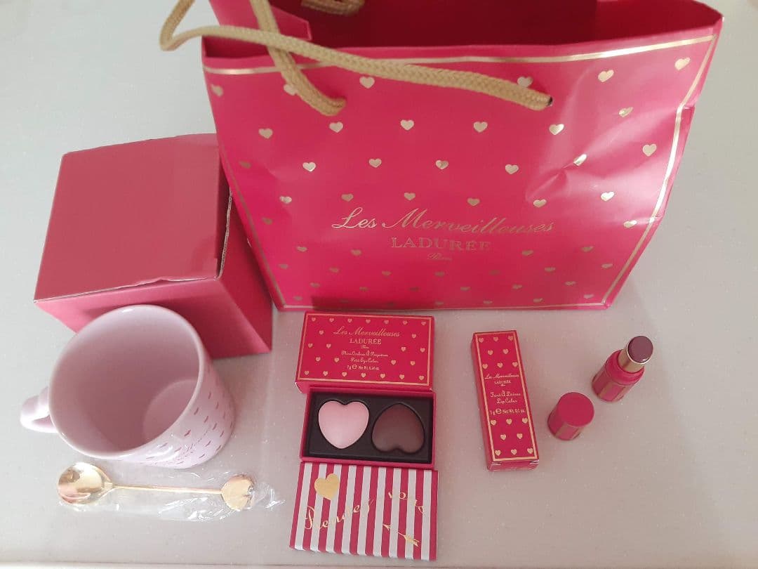 新品　ラデュレ　バレンタインコスメ　ハートアイシャドウ　リップ　マグカップセット