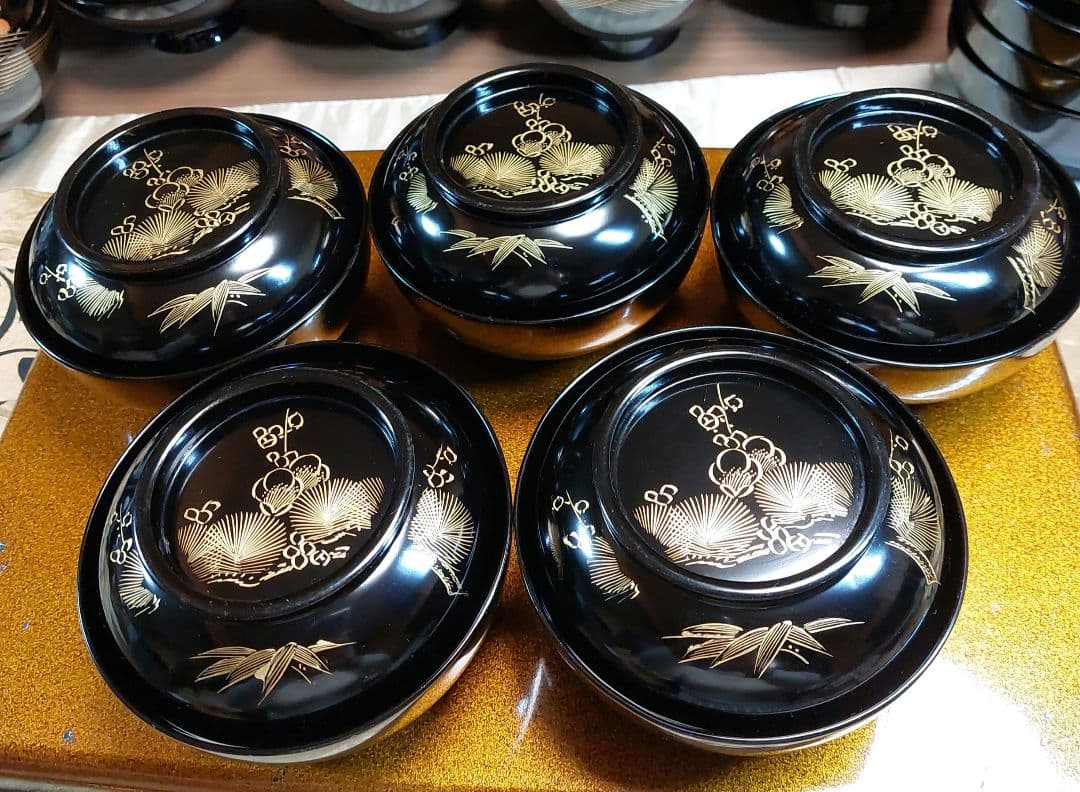 輪島黒塗松竹梅沈金蒔絵五客 茶托 松竹梅沈金 5客1組 121,000円（税込） | 輪島塗の塗師屋 輪島漆器