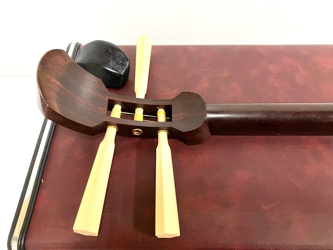 美品◇民謡三味線◇紅木 中棹 皮破れ無 鼈甲撥／竹駒／替え弦／ケース