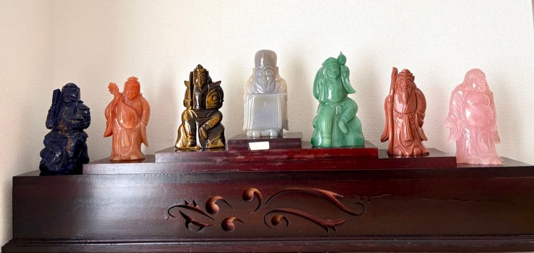 #七福神 天然石彫刻像 7体セット 木製台付き 木彫り 七福神 台付きセット 置物 桧製 : 仏像と縁起物の専門店 龍祥