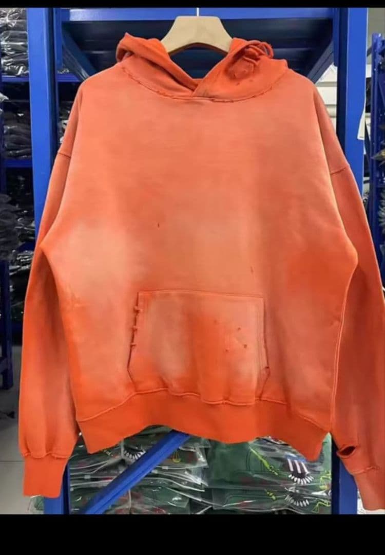 SAINT××××××オレンジ　パーカー。