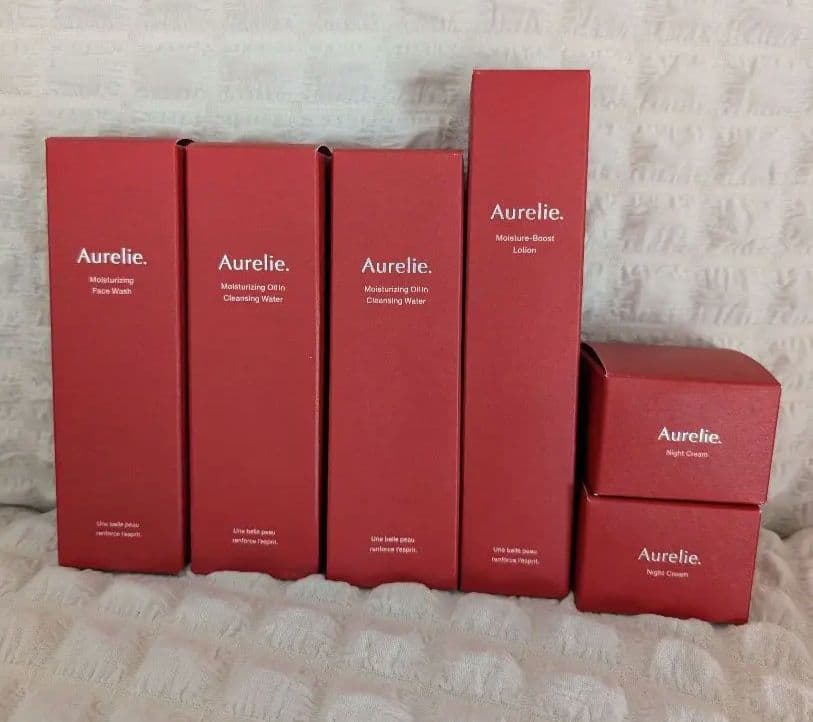 Aurelie. スキンケアセット Aurelieのスキンケアセット、おまけ付きでお得だわ。肌輝きそう