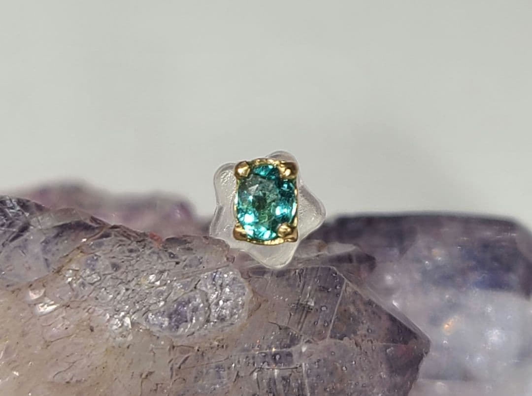 ピカピカネオンの煌めき!!★ブラジルバターリャパライバトルマリンピアス18金★