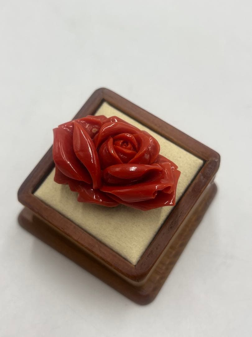 赤珊瑚　天然珊瑚　サンゴ　ルース　薔薇　バラ　花　彫刻　帯留　ブローチ