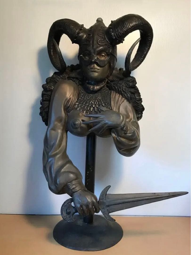 女性の胸像 金属製 角のあるヘルメット 剣 台座付