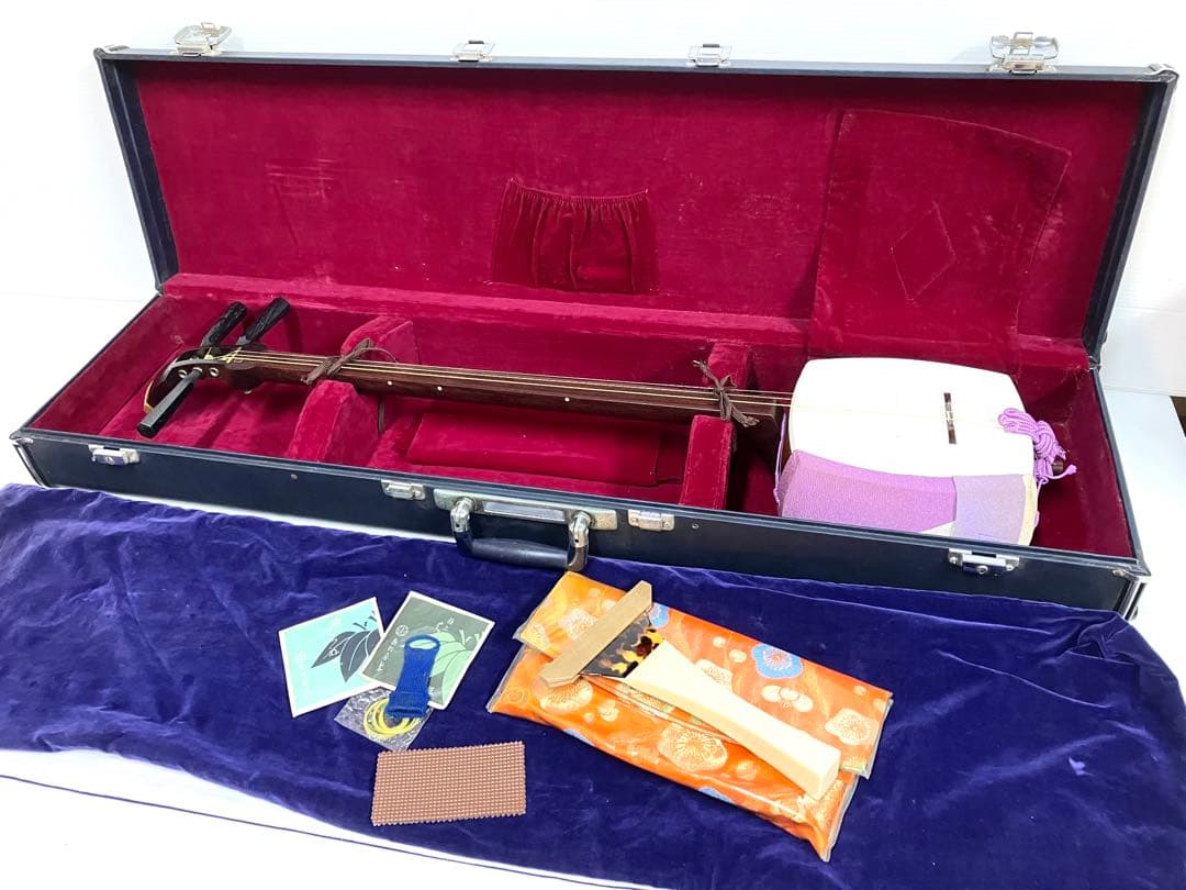 美品◆民謡三味線◆紅木 中棹 東さわり 皮破れ無 鼈甲撥／竹駒／替え弦／ケース付