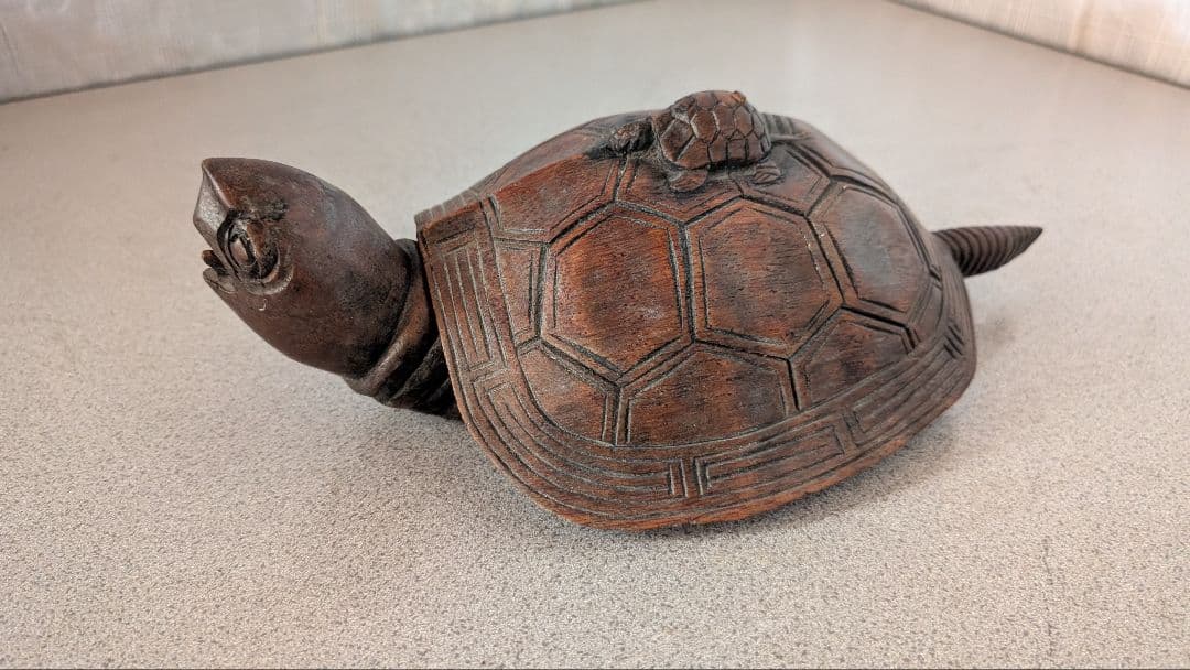 木製亀の彫刻 木製の亀の像、亀の彫刻、木彫り、自然アート、素朴な彫刻、アート