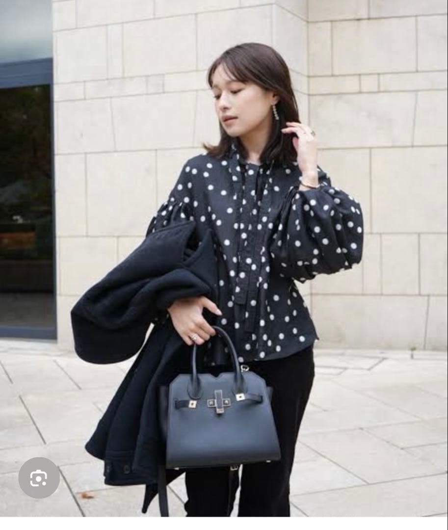 ローブブラン　Sheer Polka Dot Ribbon Blouse