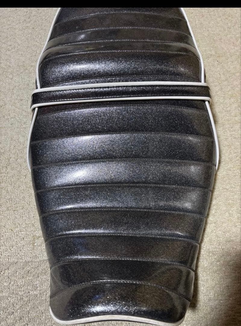 田*盛様 バリオスのブラックシート　あんこ抜き　銀のラメ加工　白のライン　バイク