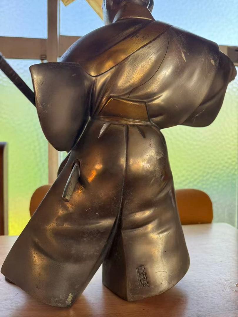 これは「黒田武士」というブロンズ像で、般若純一郎が創作した。