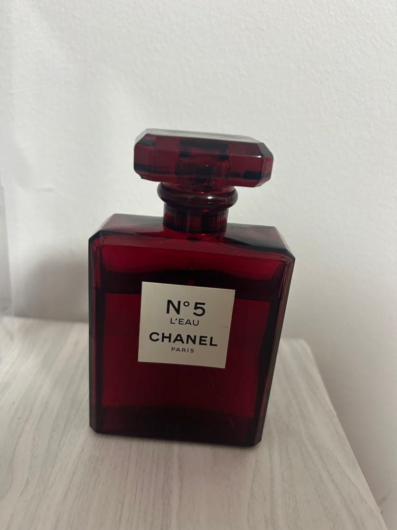 CHANEL N°5 L'EAU 赤い香水ボトル シャネルのフレグランス「シャネル N°5」が真っ赤なボトルで登場