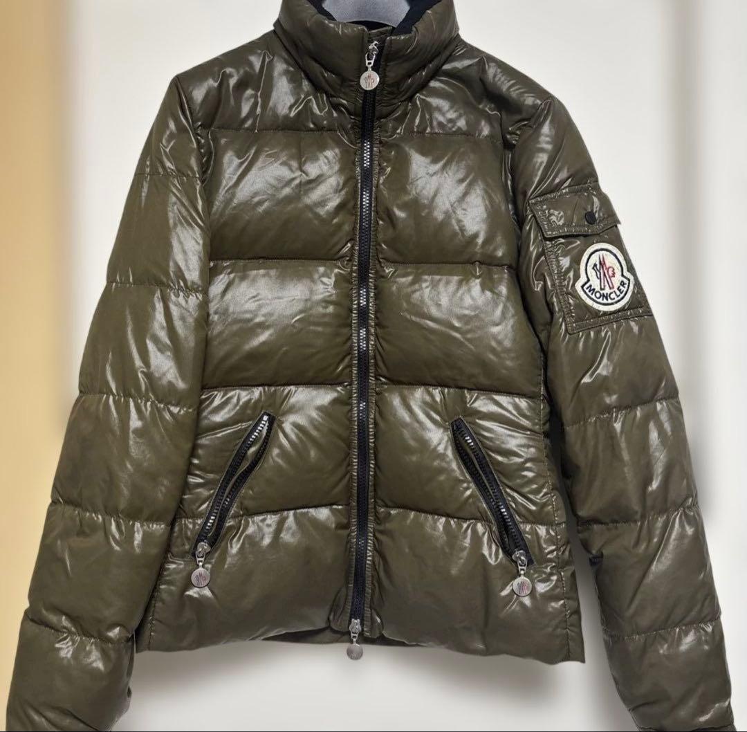 オリーブ色 ダウンジャケット エンブレム付き