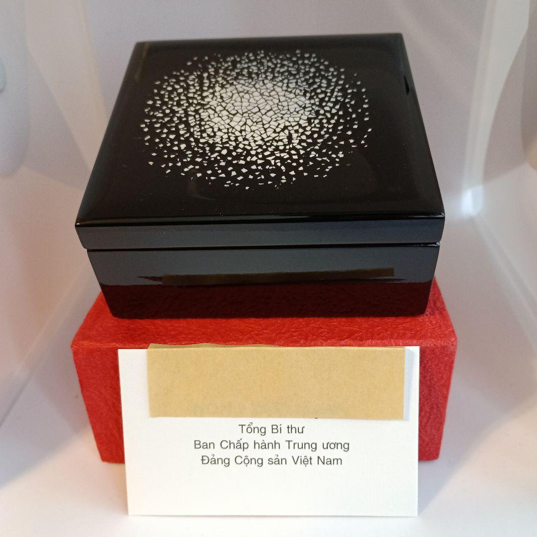 ベトナム共産党書記長：公賓訪日記念品 （ベトナム漆工芸　小物入れ、 装飾模様）