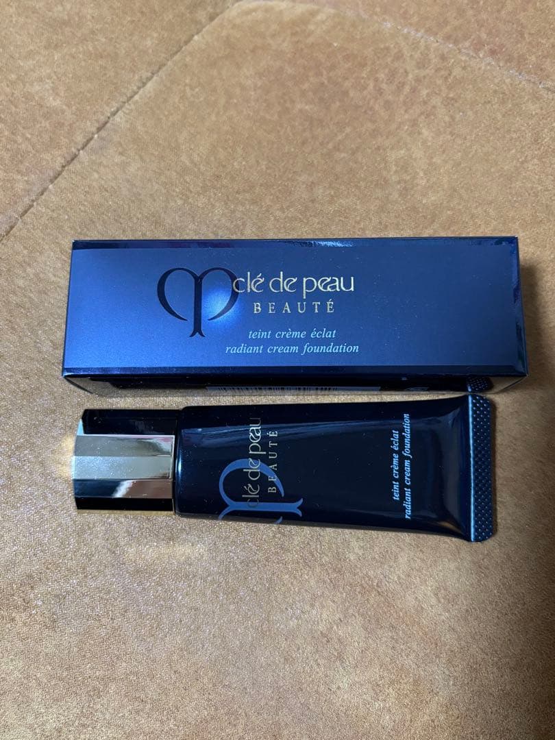 クレ・ド・ポーボーテ　タンクレームエクラ　オークル10クリームタイプ