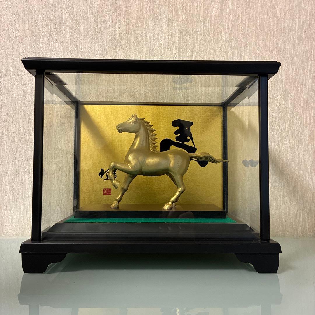 干支の置物 午年 馬の置物 福招き左馬 ガラスケース入 - メルカリ