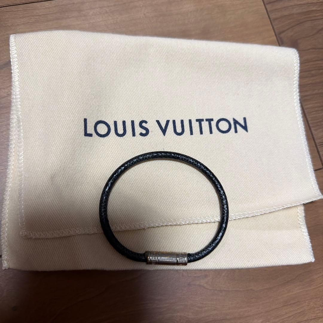 LOUIS VUITTON ブラックレザーブレスレット