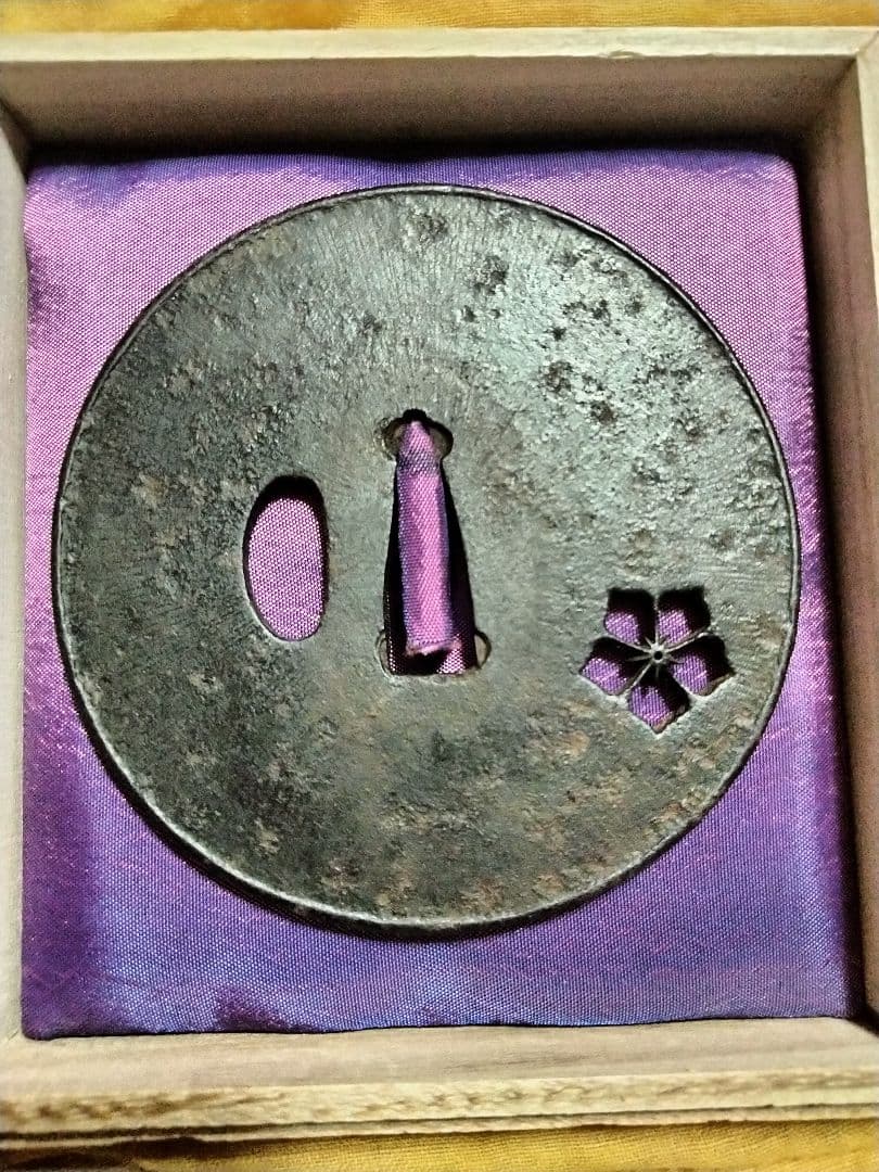 鉄地大鍔　鐔　(甲冑師　梅透かし)　阿弥陀鑢　室町〜江戸時代　箱付き