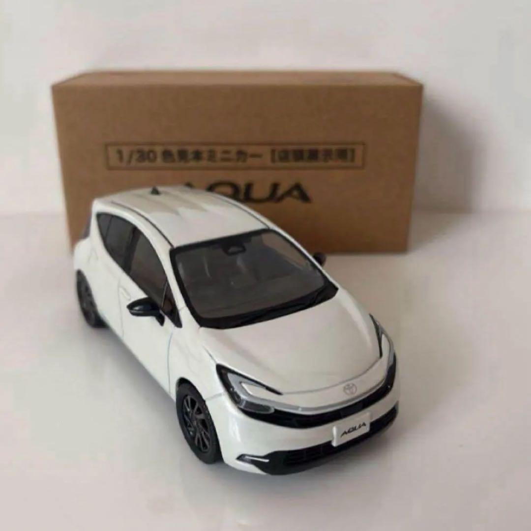 新型アクア 後期型 ミニカーカラーサンプル プラチナホワイトパール【非売品】