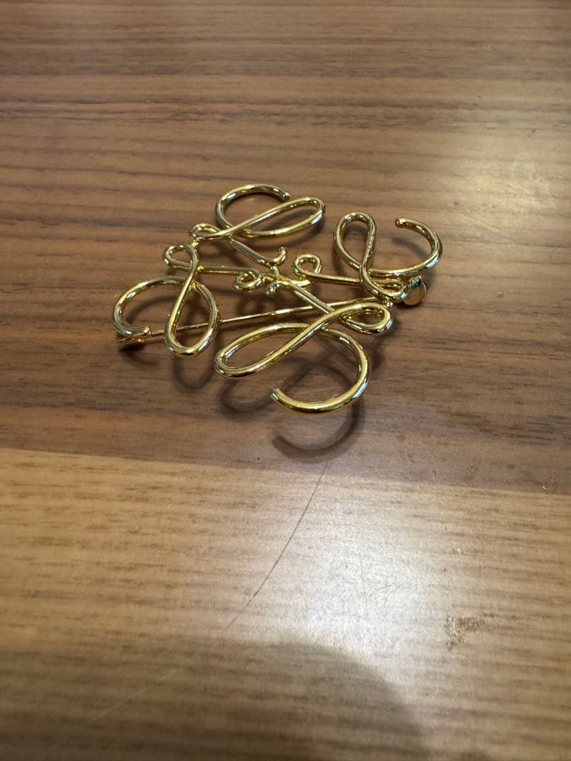 ロエベ　アナグラムブローチ　ゴールド