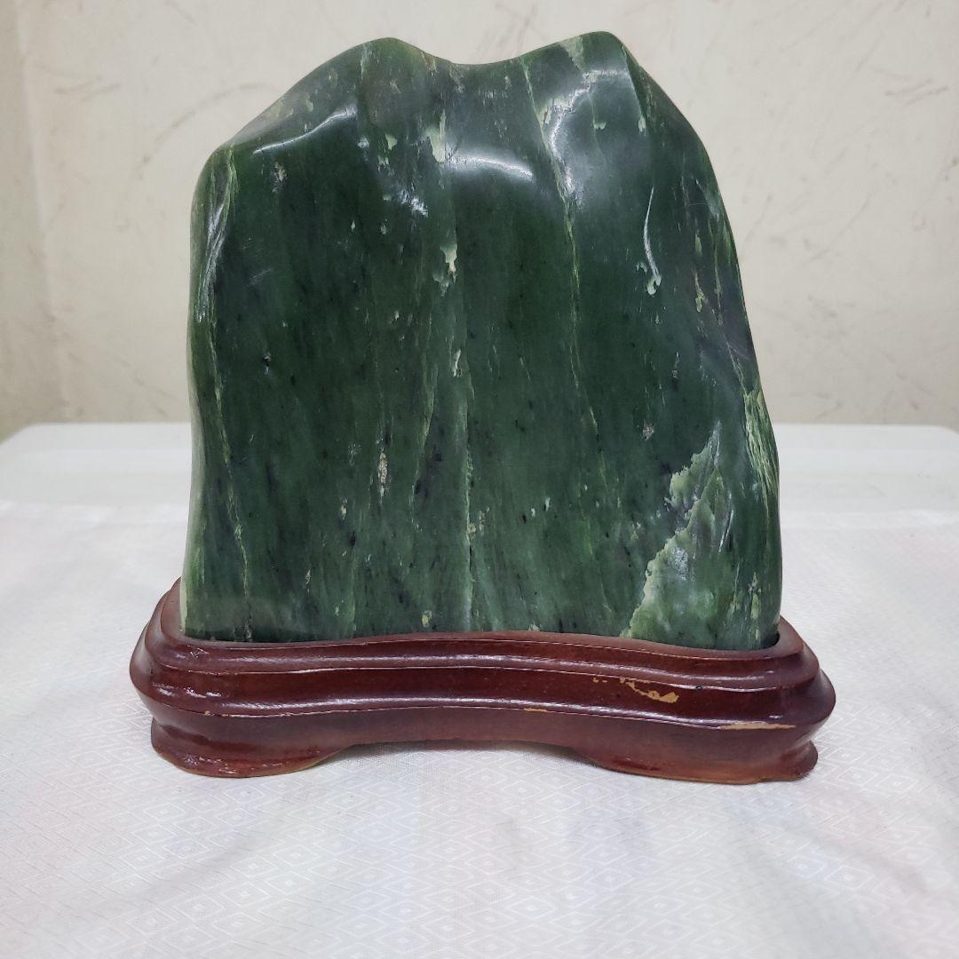 Ｂフライデー蔵出し特価天然ネフライト翡翠の自然石彫刻鑑別書付き