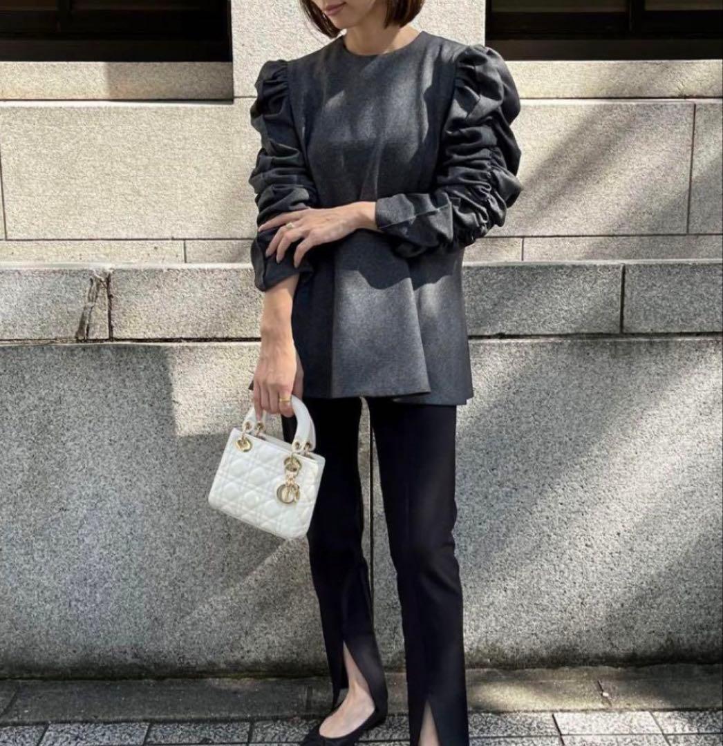 ヘイヴHeve シャーリングペプラムブラウスチャコール