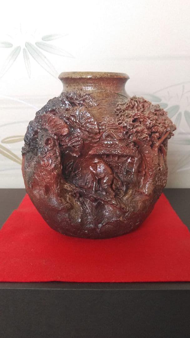 茶色の存在感ある壺(一輪挿し)