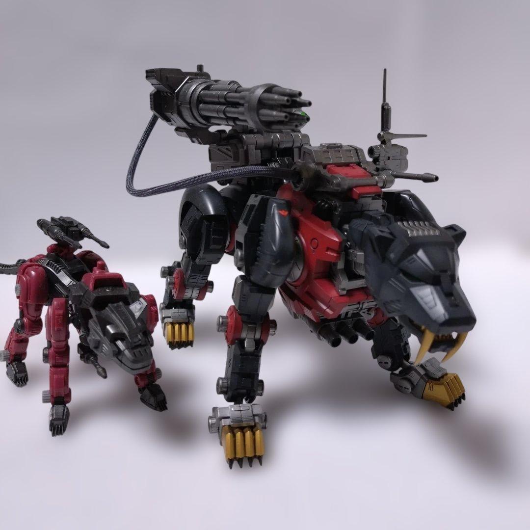 リアライズモデル RMZ セイバータイガー シュバルツ仕様＆ヘルキャット完成品