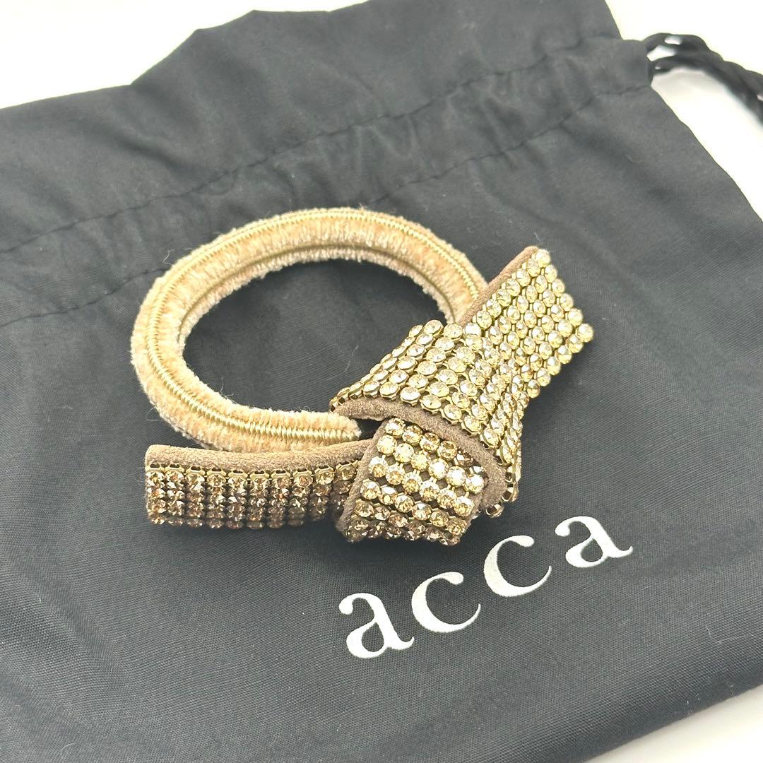 【極美品】acca アッカ ドレスポニー ヘアゴム クリスタル 6列 ベージュ系 夏の陽射しに負けない！キラキラと輝くヘアゴム【ドレスポニー