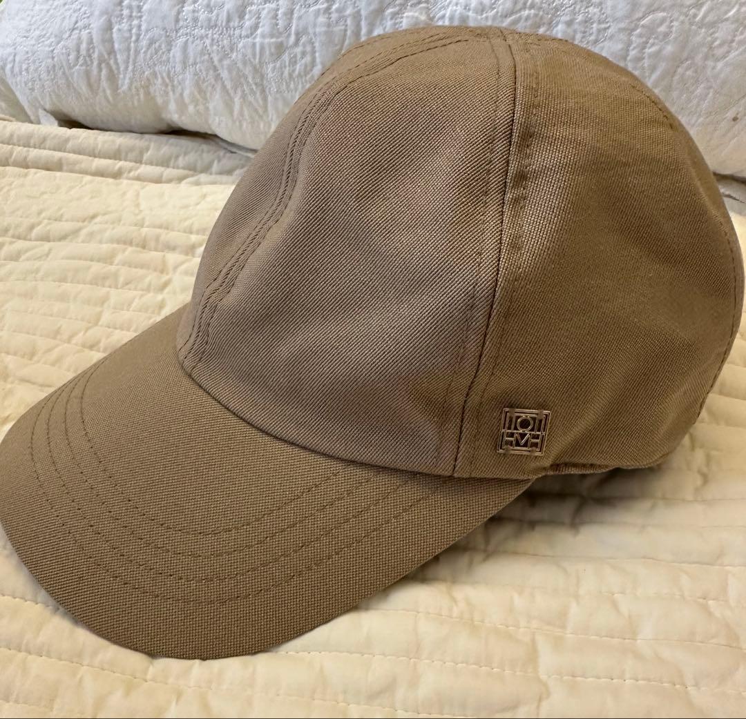3連休限定価格】TOTEME ロゴプレートキャップ ベージュ - メルカリ