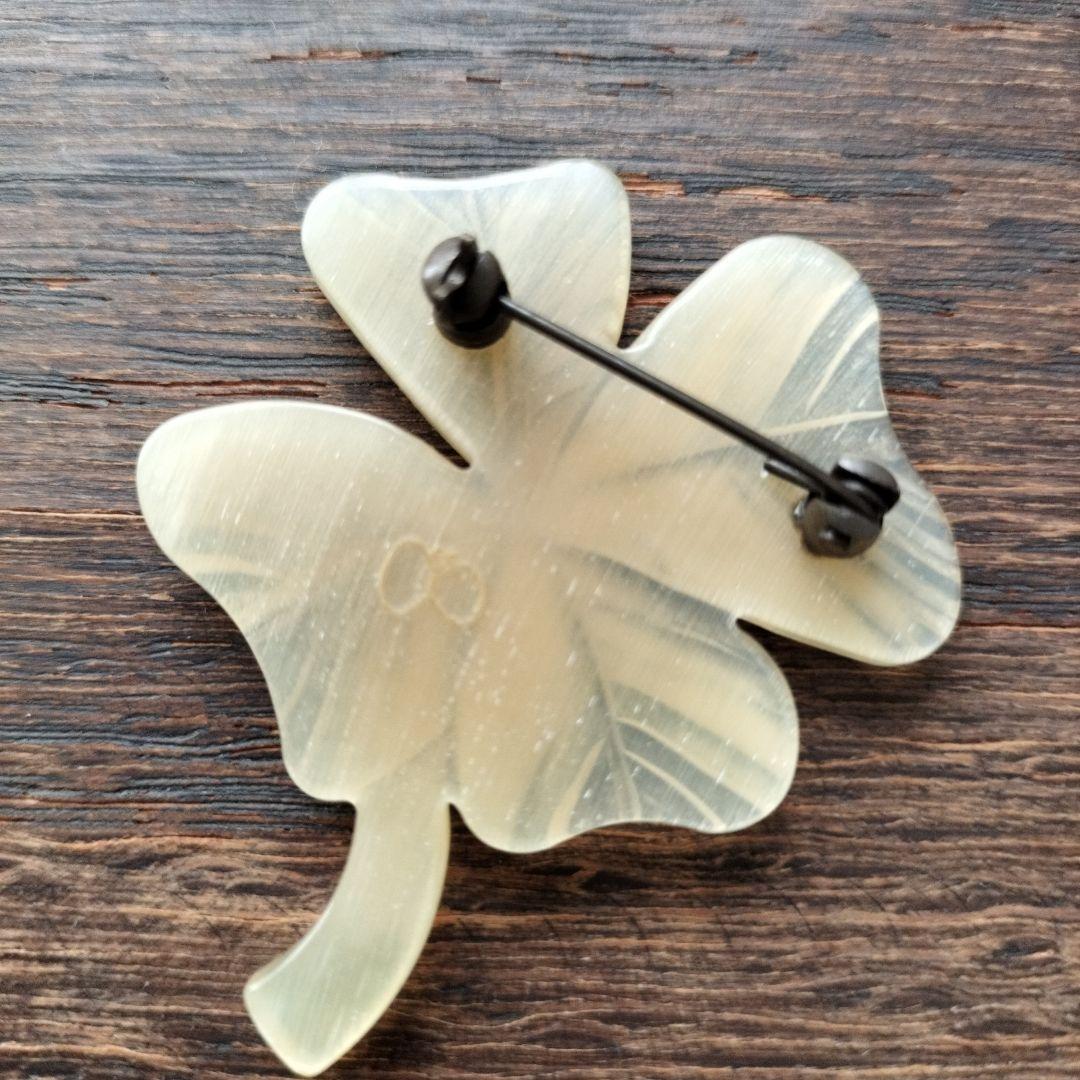 ミナペルホネン クローバー 水牛ブローチ - メルカリ