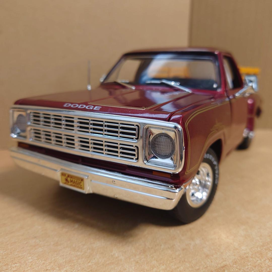 1/18 ダッジD100 ステップサイド ウォーロック II 1979 1979 Dodge Warlock II D100 Utiline 1:18-Scale Diecast Truck With A