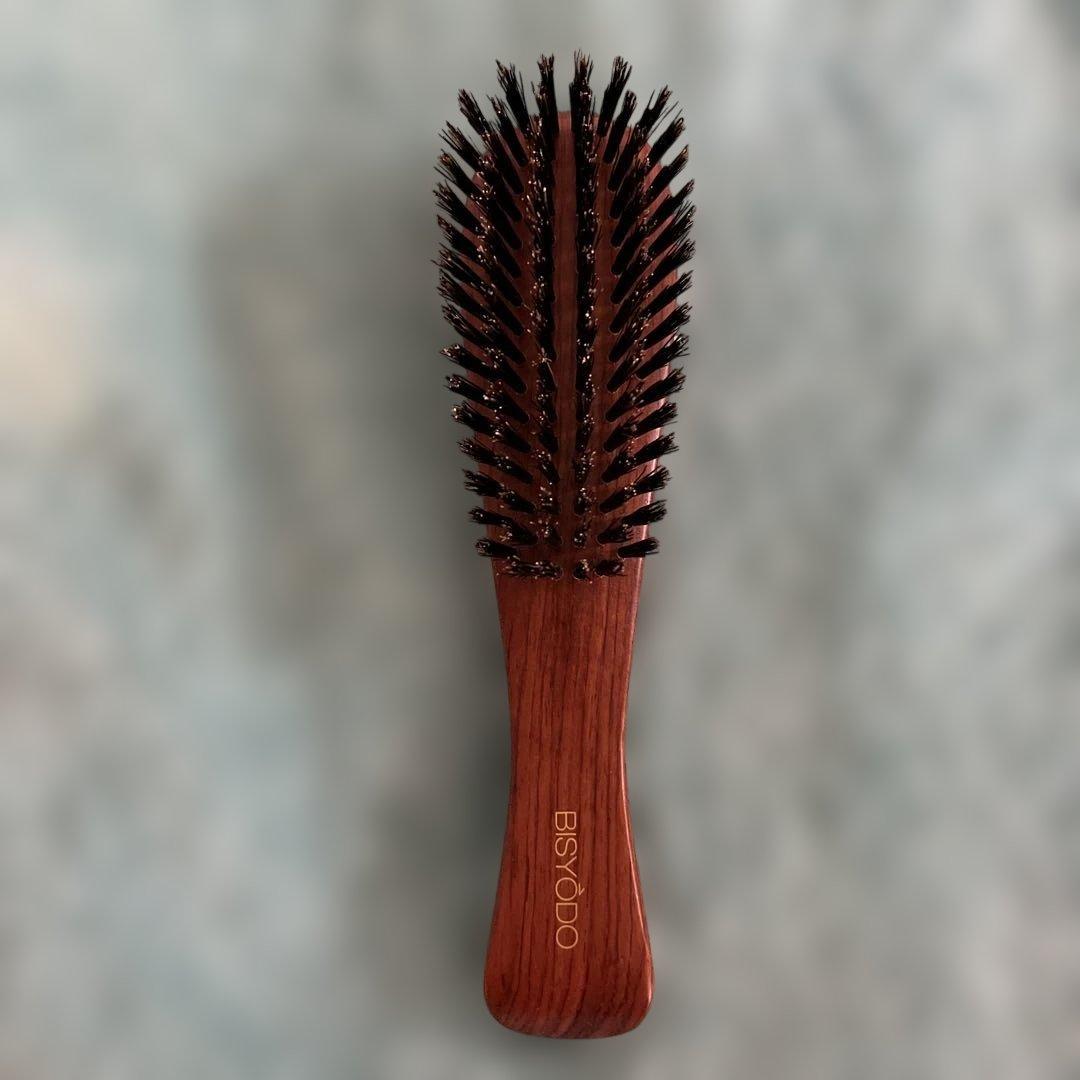 美粧堂　天然毛ヘアブラシ BISYODO天然毛ヘアブラシ ミニ。地肌の血流を促し、キューティクルを