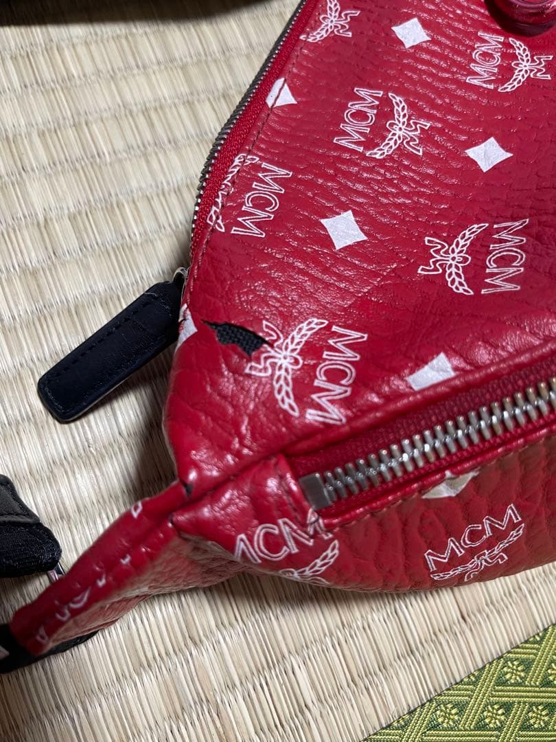 MCM ボディバッグ レッド ロゴプリント - メルカリ