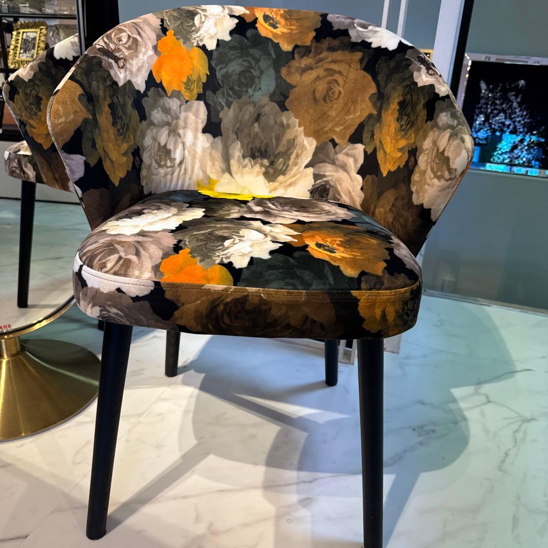 多色花柄のアーチ型椅子