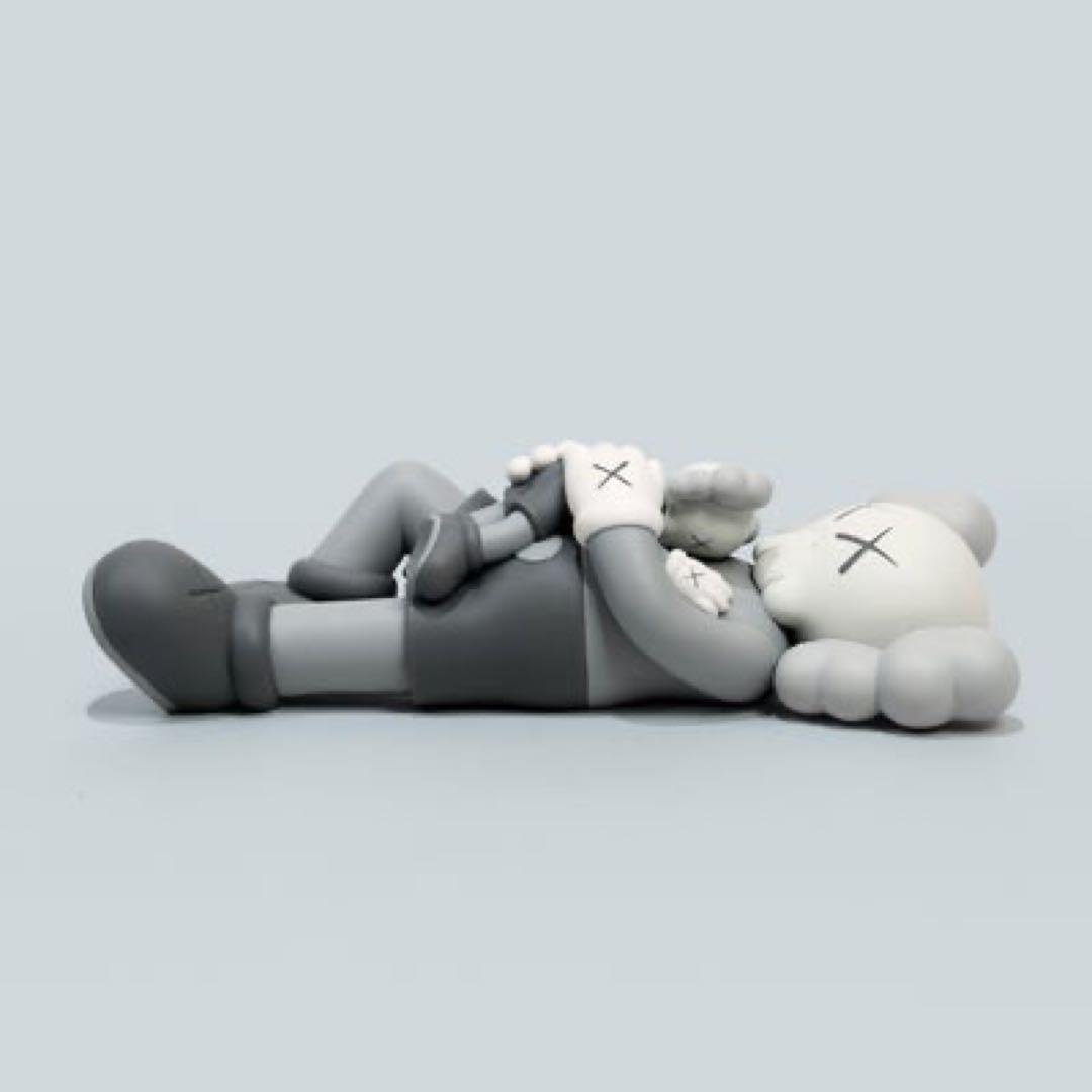 彫刻・オブジェ KAWS HOLIDAY SINGAPORE GREY