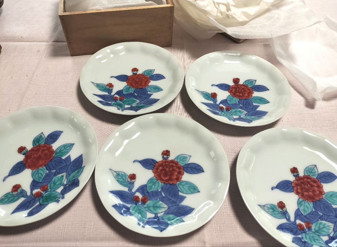 十三代今泉今右衛門　13代人間国宝の錦雪椿絵　銘々皿 5枚 木箱入り 人間国宝】十三代今泉今右衛門の作品を高価買取いたします【色絵磁器