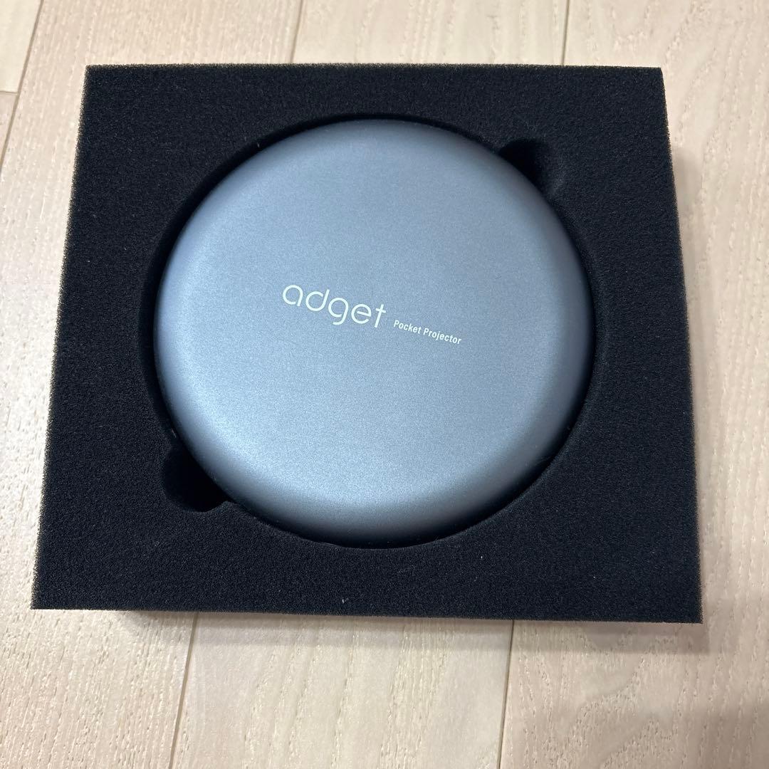 adget ポケットプロジェクター グレージュ Adget Pocket Projector（アジェットポケットプロジェクター） – Adget
