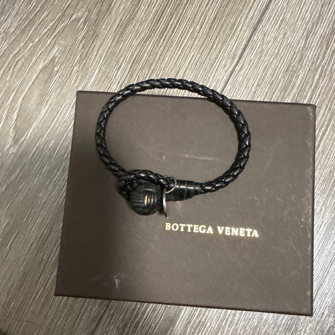 Bottega Veneta 黒編み込みレザーブレスレット